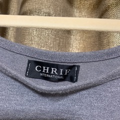 CHRIFの肩あきトップスの画像