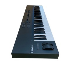 Native Instruments KOMPLETE A61MIDIキーボードの画像
