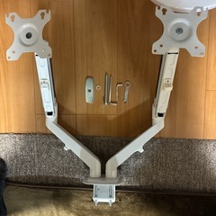 【ドタキャンの為最終価格】デュアルモニターアームの画像