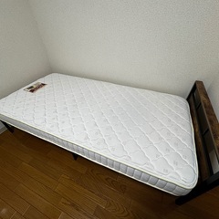 ニトリ シングルサイズ　パイプベッドフレームとマットレスと洗濯済みカバー2枚の画像