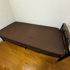 ニトリ シングルサイズ　パイプベッドフレームとマットレスと洗濯済みカバー2枚の画像