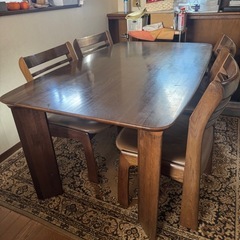 ダイニングテーブルの画像