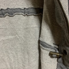 グレーのカジュアルアウターの画像