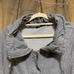 グレーのカジュアルアウターの画像