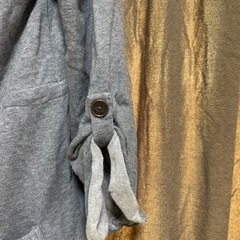 グレーのカジュアルアウターの画像