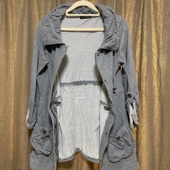 グレーのカジュアルアウターの画像