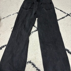 黒のダメージジーンズの画像