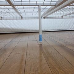 ダブルベッド　マットレスとベッドフレームの画像