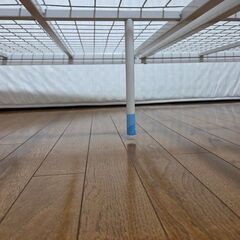 ダブルベッド　マットレスとベッドフレームの画像