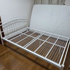 ダブルベッド　マットレスとベッドフレームの画像