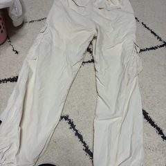 白のシャカシャカズボンの画像