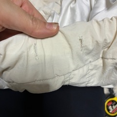 白のシャカシャカズボンの画像