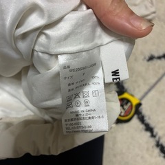 白のシャカシャカズボンの画像