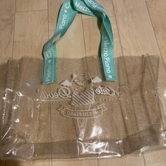 透明なカバンの画像