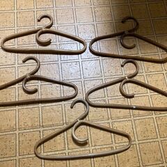 籐製ハンガー５つの画像