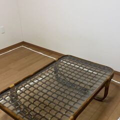 籐のテーブル　おしゃれです。の画像
