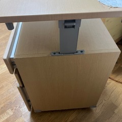 勉強机の横の、高さ調節可能な机の画像