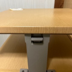 勉強机の横の、高さ調節可能な机の画像