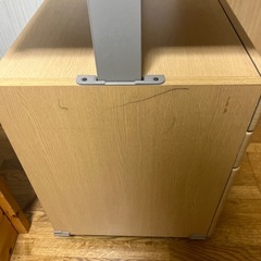 勉強机の横の、高さ調節可能な机の画像