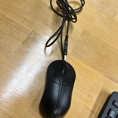 hpの有線キーボードと2台とdellの有線マウスの画像