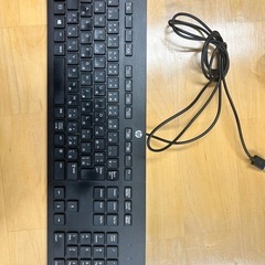 hpの有線キーボードと2台とdellの有線マウスの画像