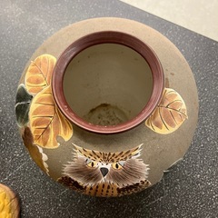 サ2511-182 フクロウ 花瓶 ツボ 縁起物 ツヤ消しブラウン 陶器 キズ汚れ有りの画像