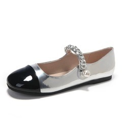 シルバーと黒のストラップ付きシューズの画像