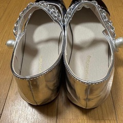 シルバーと黒のストラップ付きシューズの画像