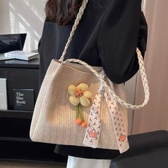 フラワーモチーフ付きベージュかごバッグの画像