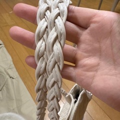 フラワーモチーフ付きベージュかごバッグの画像