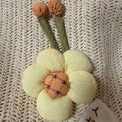 フラワーモチーフ付きベージュかごバッグの画像