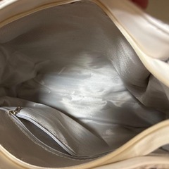 フラワーモチーフ付きベージュかごバッグの画像