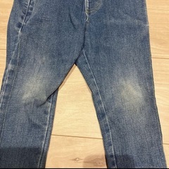 イエローフェイスのデニムパンツの画像