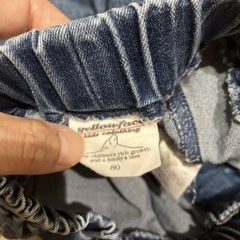 イエローフェイスのデニムパンツの画像