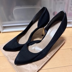 マミアンヌードパンプスとエスペランザ黒パンプスの画像