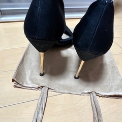 マミアンヌードパンプスとエスペランザ黒パンプスの画像