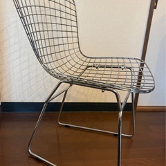 デザイナー ワイヤーチェアの画像