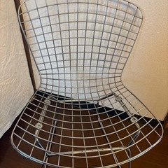 デザイナー ワイヤーチェアの画像