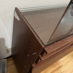 ガラスコレクションケース付チェスト　ジャンクの画像