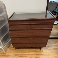 ガラスコレクションケース付チェスト　ジャンクの画像