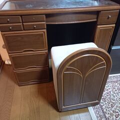 鏡付きテーブルと椅子のセットの画像