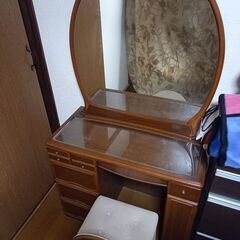 鏡付きテーブルと椅子のセットの画像