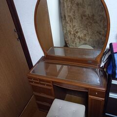 鏡付きテーブルと椅子のセットの画像