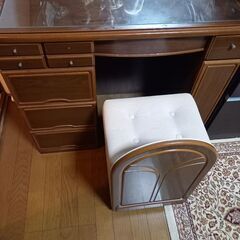 鏡付きテーブルと椅子のセットの画像