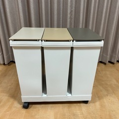 ゴミ箱　3分割　キャスター付　　の画像