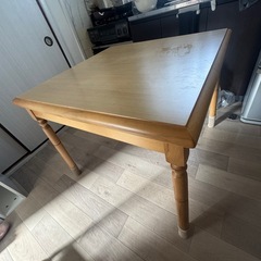 おしゃれな木製テーブルの画像