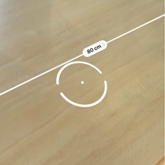 おしゃれな木製テーブルの画像