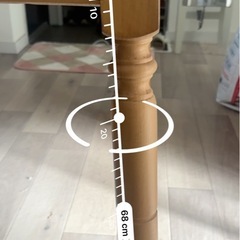 おしゃれな木製テーブルの画像