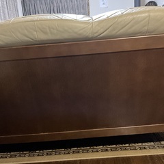 クッションに破れあり。ソファー自体ガタなくしっかりとしていますの画像