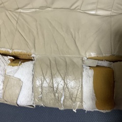 クッションに破れあり。ソファー自体ガタなくしっかりとしていますの画像